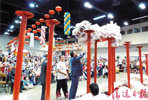 中國僑網(wǎng)在清遠精彩的醒獅表演吸引下,一名巴拿馬觀眾不禁上前與獅子互動。