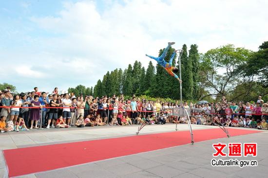 中國(guó)僑網(wǎng)甘肅省雜技團(tuán)精彩演出