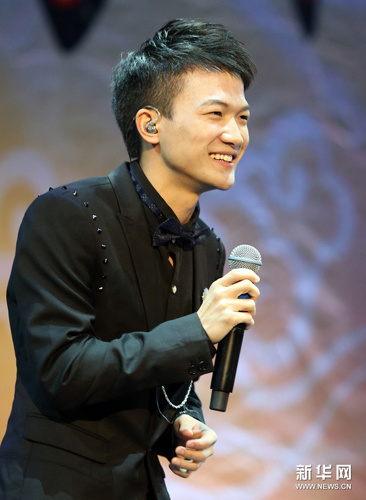 中國僑網(wǎng)圖為歌手周深在演唱“歡顏”。(新華社/周丹 攝)