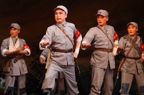 中國僑網(wǎng)譚孝曾(左)出演現(xiàn)代京劇《沙家浜》(今日中國)