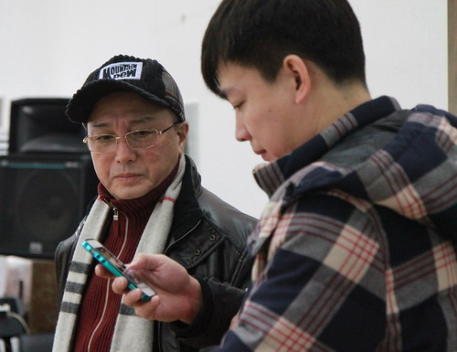 中國僑網(wǎng)譚孝曾與其子譚正巖在排練現(xiàn)場 (《今日中國》/李鉞 圖)