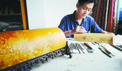 中國僑網(wǎng)徐秉方在雕刻。