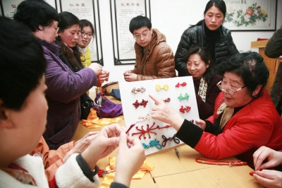 中國僑網(wǎng)講解各種盤扣的特點。(崔根元 攝)