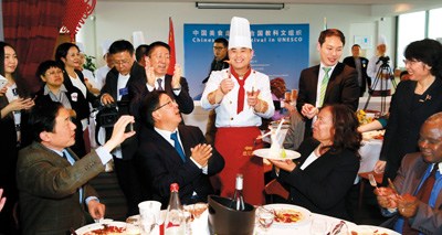 中國(guó)僑網(wǎng)嘉賓欣賞雕花作品