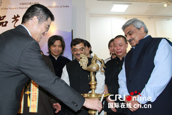 中國僑網(wǎng)中國駐印度大使樂于成出席“當(dāng)代中國書畫雕塑展”開幕式。(何星宇 孫洋/攝)