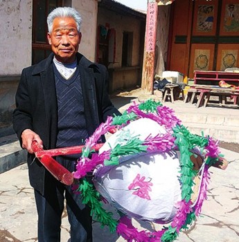 中國僑網(wǎng)何家營滾燈傳人朱國順。