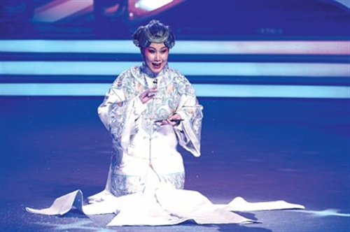 中國(guó)僑網(wǎng)獲得本屆白玉蘭戲劇表演藝術(shù)獎(jiǎng)主角獎(jiǎng)榜首的演員程聯(lián)群現(xiàn)場(chǎng)表演京劇《金鎖記》選段。(葉辰亮 攝)