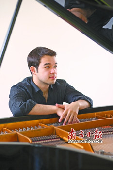 中國僑網(wǎng)謝瀟龍回到“家鄉(xiāng)”舉辦演奏會。