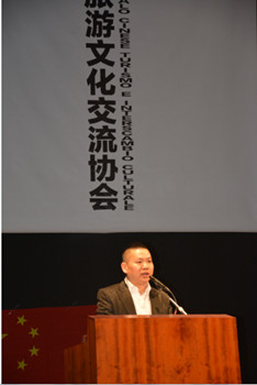 中國(guó)僑網(wǎng)中意旅游文化交流協(xié)會(huì)會(huì)長(zhǎng)周毅講話。(歐洲《華人街》)