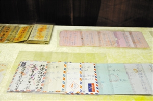 中國(guó)僑網(wǎng)鄭國(guó)標(biāo)收藏的“僑批”。(聶燦 攝)