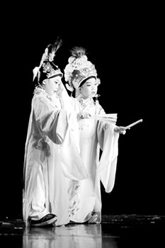 中國僑網(wǎng)南京青年越劇藝術(shù)團小花班:《越吟童心夢》。