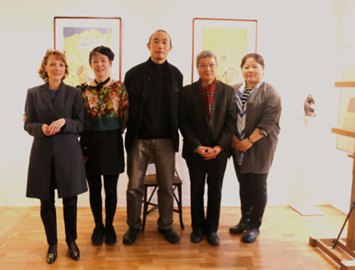 中國僑網(wǎng)商京奎(中)與張鳳嬌(左2)、葉星球(右2)等嘉賓在畫展開幕式上。(法國《歐洲時報》/孔帆 攝)