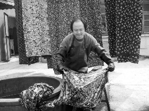 中國僑網(wǎng)吳元新整理清洗布料。