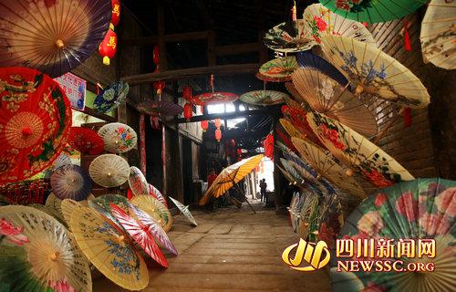 中國僑網(wǎng)瀘州分水油紙傘。