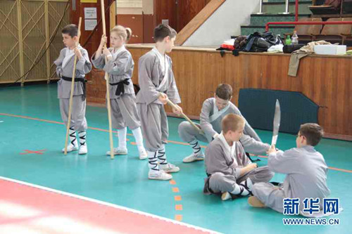 中國(guó)僑網(wǎng)參賽選手在候場(chǎng)。(王義 攝)