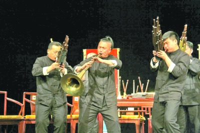 中國僑網(wǎng)周家班在北京電影學(xué)院現(xiàn)場(chǎng)表演。