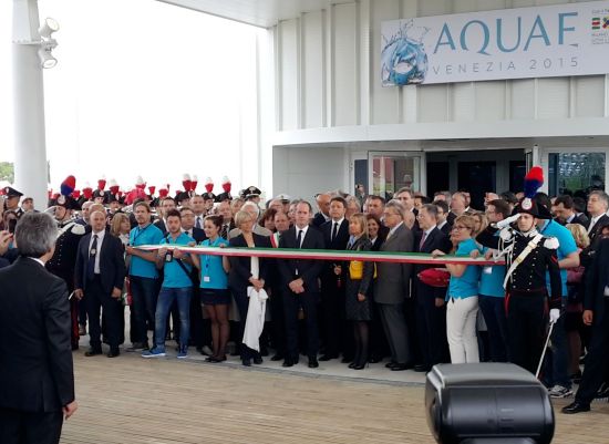 中國僑網(wǎng)意大利總理馬泰奧·倫齊出席2015米蘭世博會(huì)威尼斯水館開幕式并為水館開幕剪彩。(意大利歐聯(lián)通訊社)