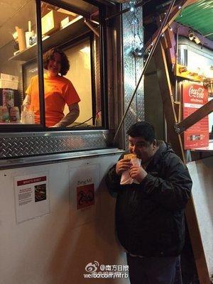 中國(guó)僑網(wǎng)艾麗莎·格蘭迪開在路邊的煎餅果子攤