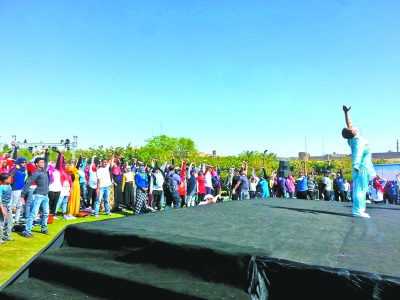 中國僑網(wǎng)武術(shù)愛好者和文化中心陳鵬老師一起練習(xí)八段錦。