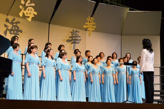 中國僑網(wǎng)凌空女聲合唱團(tuán)演唱。(美國《僑報(bào)》/何心怡 攝)