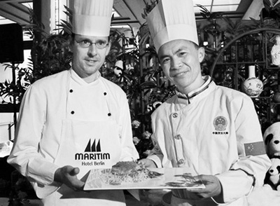 中國僑網(wǎng)圖為中德兩國廚師聯(lián)合烹飪菜肴“豆瓣三文魚”