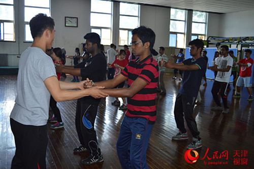 中國僑網(wǎng)九國留學生來天津體育學院體驗中國功夫