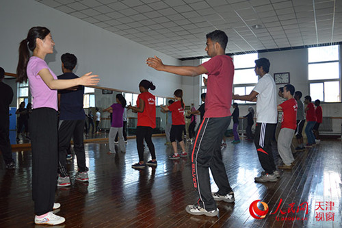 中國僑網(wǎng)九國留學生來天津體育學院體驗中國功夫