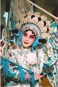 中國僑網(wǎng)董圓圓的穆桂英扮相。(美國《僑報》)