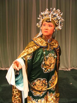 中國僑網(wǎng)張?zhí)m扮演的佘太君。(美國《僑報》)