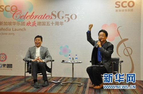 中國僑網(wǎng)圖為新加坡華樂團行政總監(jiān)何偉山(左)及音樂總監(jiān)葉聰(右)在新樂季發(fā)布會上