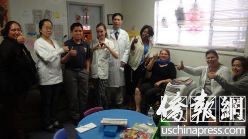 中國僑網(wǎng)前來就診的病患個(gè)個(gè)豎起大拇指夸贊周醫(yī)師的蜂療。(美國《僑報(bào)》/高睿 攝)