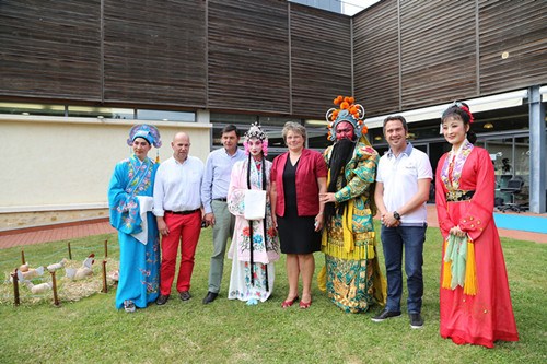 中國僑網(wǎng)胡茲市長與演員合影。(法國《歐洲時報》/孔帆 攝)