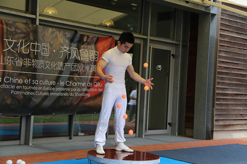 中國僑網(wǎng)尹小龍表演手技。(法國《歐洲時報》/孔帆 攝)