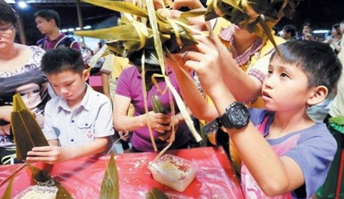 中國(guó)僑網(wǎng)小朋友在大朋友指導(dǎo)下, 小心翼翼?Ⅳ兆永?好。(馬來(lái)西亞《詩(shī)華日?qǐng)?bào)》)