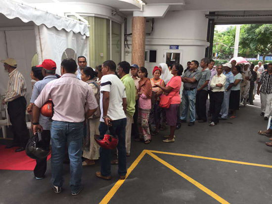 中國僑網(wǎng)排隊等候義診的毛里求斯僑胞及當(dāng)?shù)孛癖? /></div><!--圖片--><!--圖片說明-->
<div id=