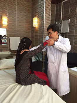 中國僑網(wǎng)中醫(yī)專家在為毛里求斯患者義診