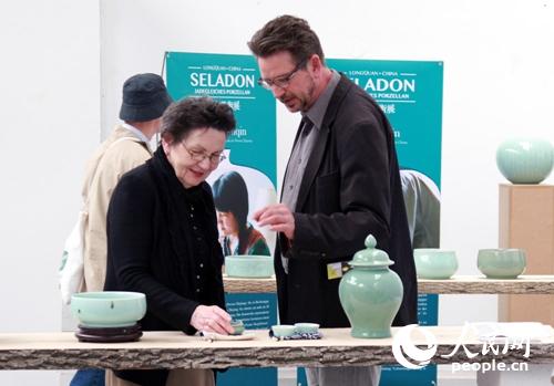 中國僑網(wǎng)兩名觀眾在欣賞龍泉青瓷作品。(管克江 攝)