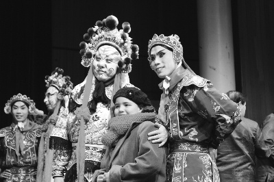 中國(guó)僑網(wǎng)演出結(jié)束后,開(kāi)普敦觀眾爭(zhēng)相上臺(tái)與演員合影