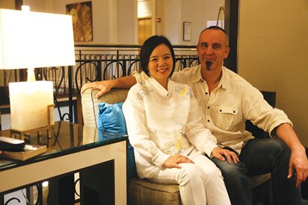 中國僑網(wǎng)龔琳娜和老鑼在曼哈頓下城的酒店內(nèi)接受采訪。 (美國《僑報》/管黎明 攝)