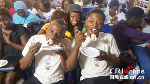中國僑網(wǎng)尼日利亞學(xué)生品嘗自己的勞動成果