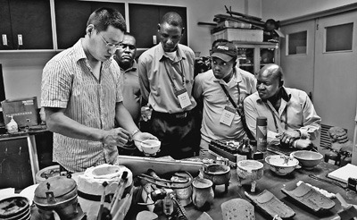 中國僑網(wǎng)非洲英語國家文物修復(fù)人員培訓(xùn)班的學(xué)員參觀北京大學(xué)文物修復(fù)室