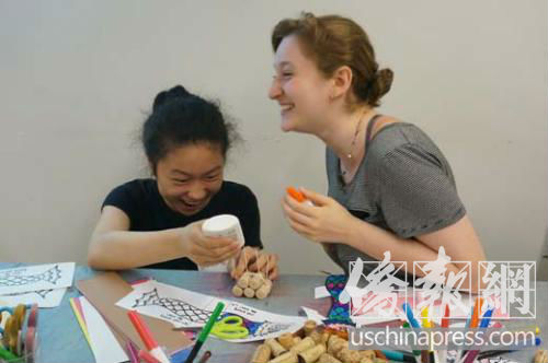 中國(guó)僑網(wǎng)龍舟節(jié)家庭親子活動(dòng)現(xiàn)場(chǎng)充滿歡聲笑語(yǔ)。(美國(guó)《僑報(bào)》/陳辰 攝)