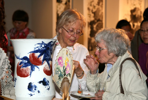 中國僑網(wǎng)美國老太太沉醉在牡丹扇畫中。(李亞維 攝)