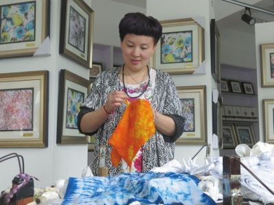 中國僑網(wǎng)為了更好地展示扎染藝術(shù),焦會茸不斷地練習(xí)