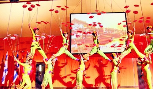 中國僑網中國雜技團樊夢蝶等16人表演雜技《轉碟》。 (王水平 攝)