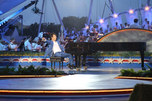 郎朗與美國(guó)國(guó)家交響樂(lè)團(tuán)，合作演奏喬治‧蓋希文的經(jīng)典作品《藍(lán)色狂想曲》。（美國(guó)《世界日?qǐng)?bào)》/羅曉媛