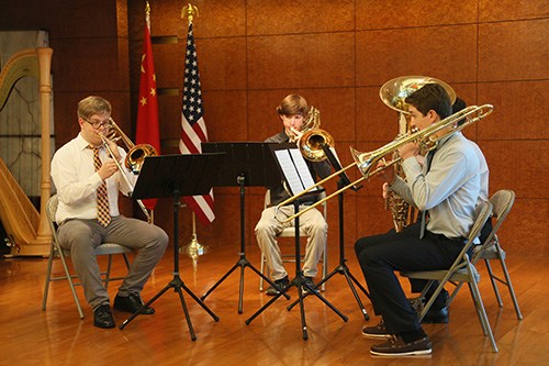 青年音樂家們現(xiàn)場演奏。（美國《僑報(bào)》/管黎明