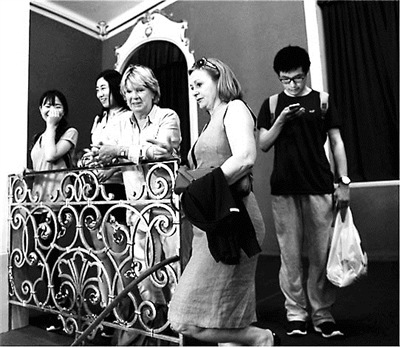 觀眾在站席觀劇。（李春光