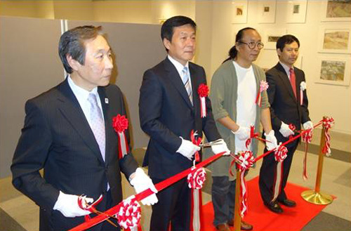 從左至右：町田會長、孫振勇總領(lǐng)事、邊平山團長、巴特爾會長為活動剪彩。（日本《中文導(dǎo)報》）