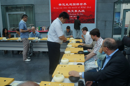 張文東九段、樊麾二段與歐洲圍棋愛好者展開車輪大戰(zhàn)